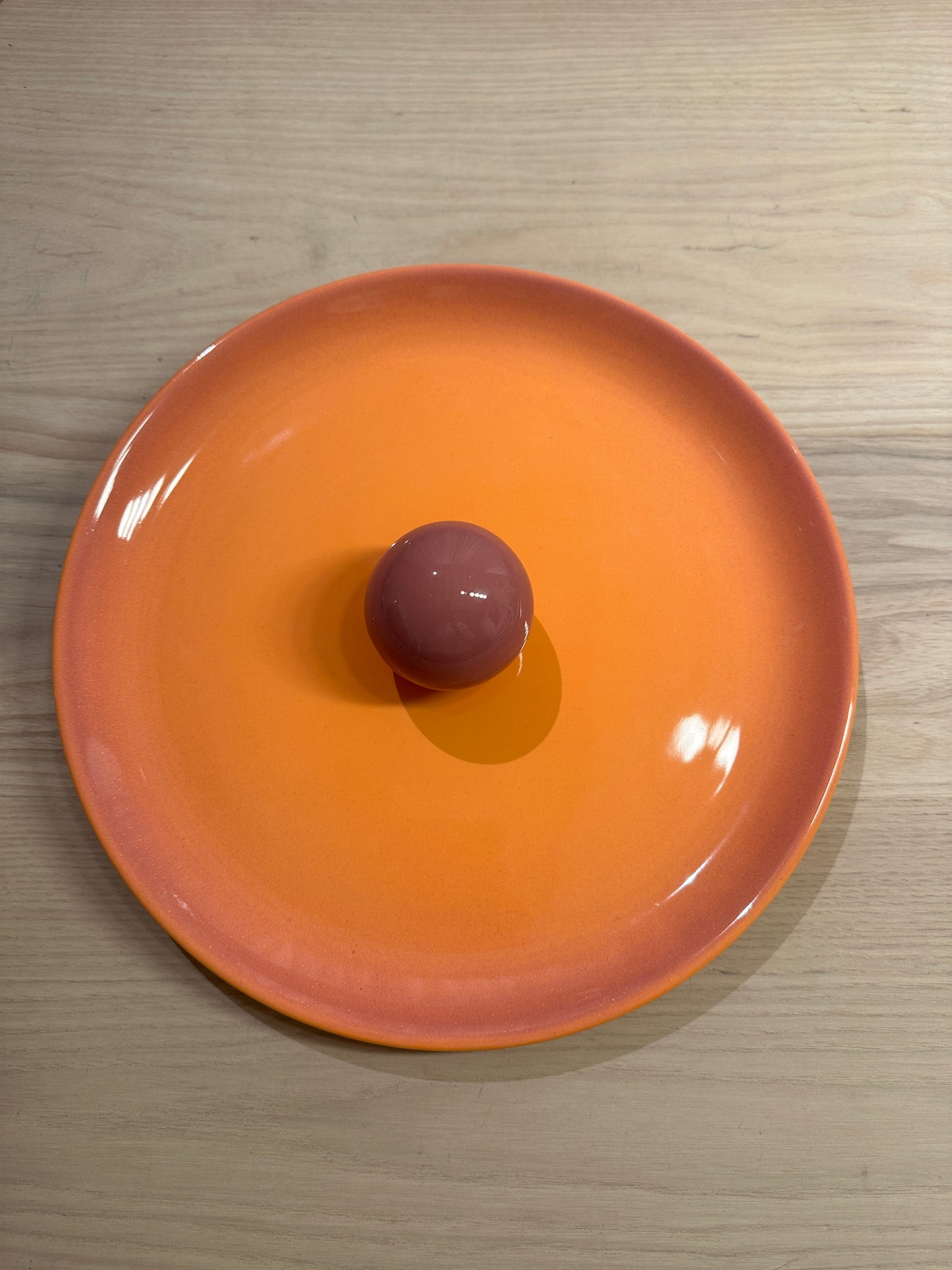 Malwina Konopacka designer ceramic platter with a soft orange–lilac gradient and sculptural round handle, handmade and part of the curated RUIMTE collection.