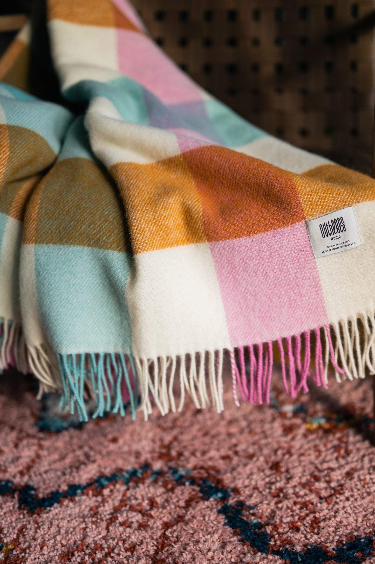 Hoogwaardige meerkleurige wollen deken uit de gecureerde RUIMTE designcollectie.