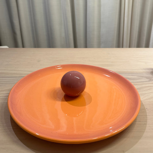 Malwina Konopacka designer ceramic platter with a soft orange–lilac gradient and sculptural round handle, handmade and part of the curated RUIMTE collection.