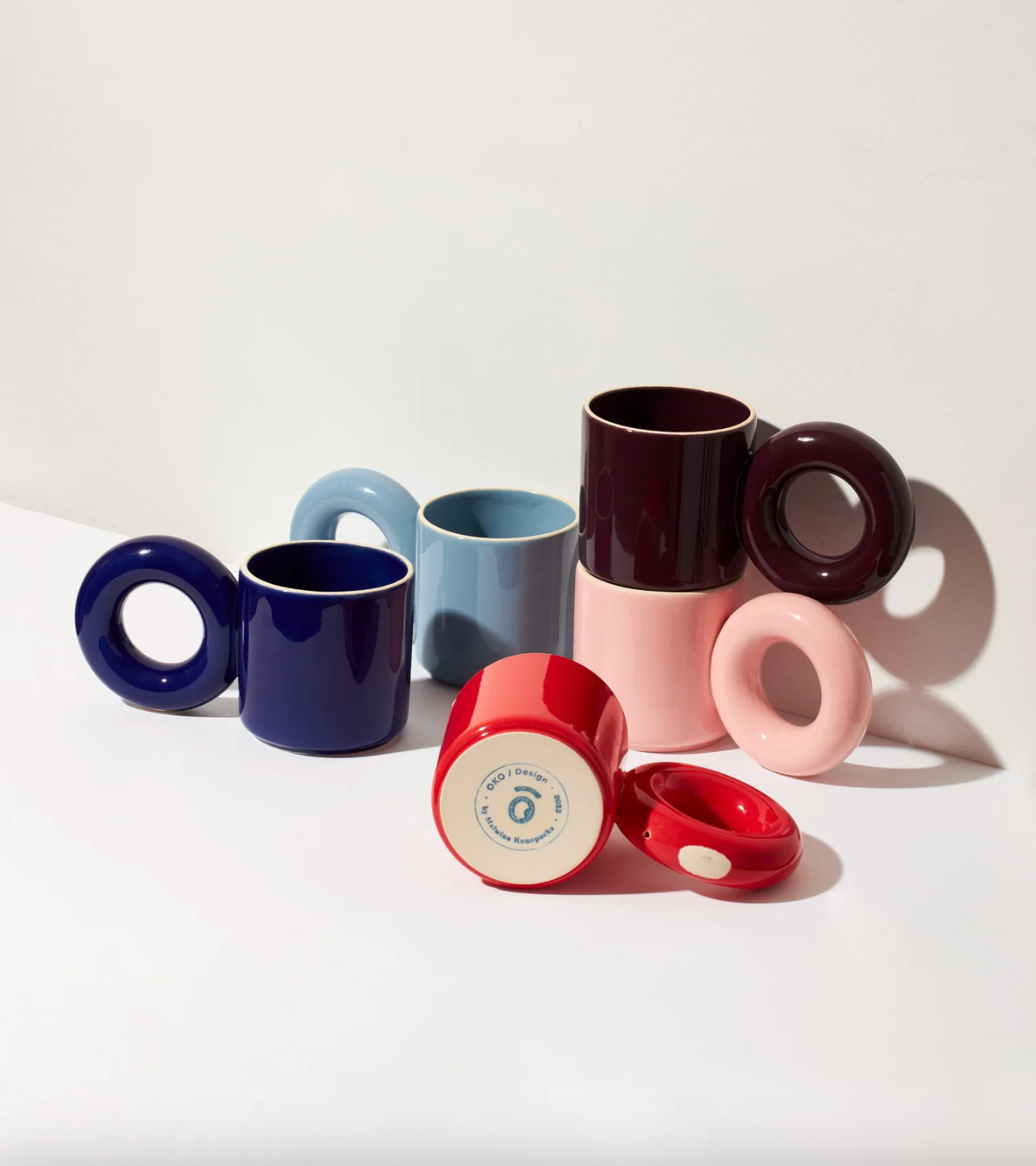 EAR mokken van Malwina Konopacka in verschillende kleuren, met de sculpturale ronde oor-greep en handgemaakte keramische afwerking uit de gecureerde RUIMTE collectie.