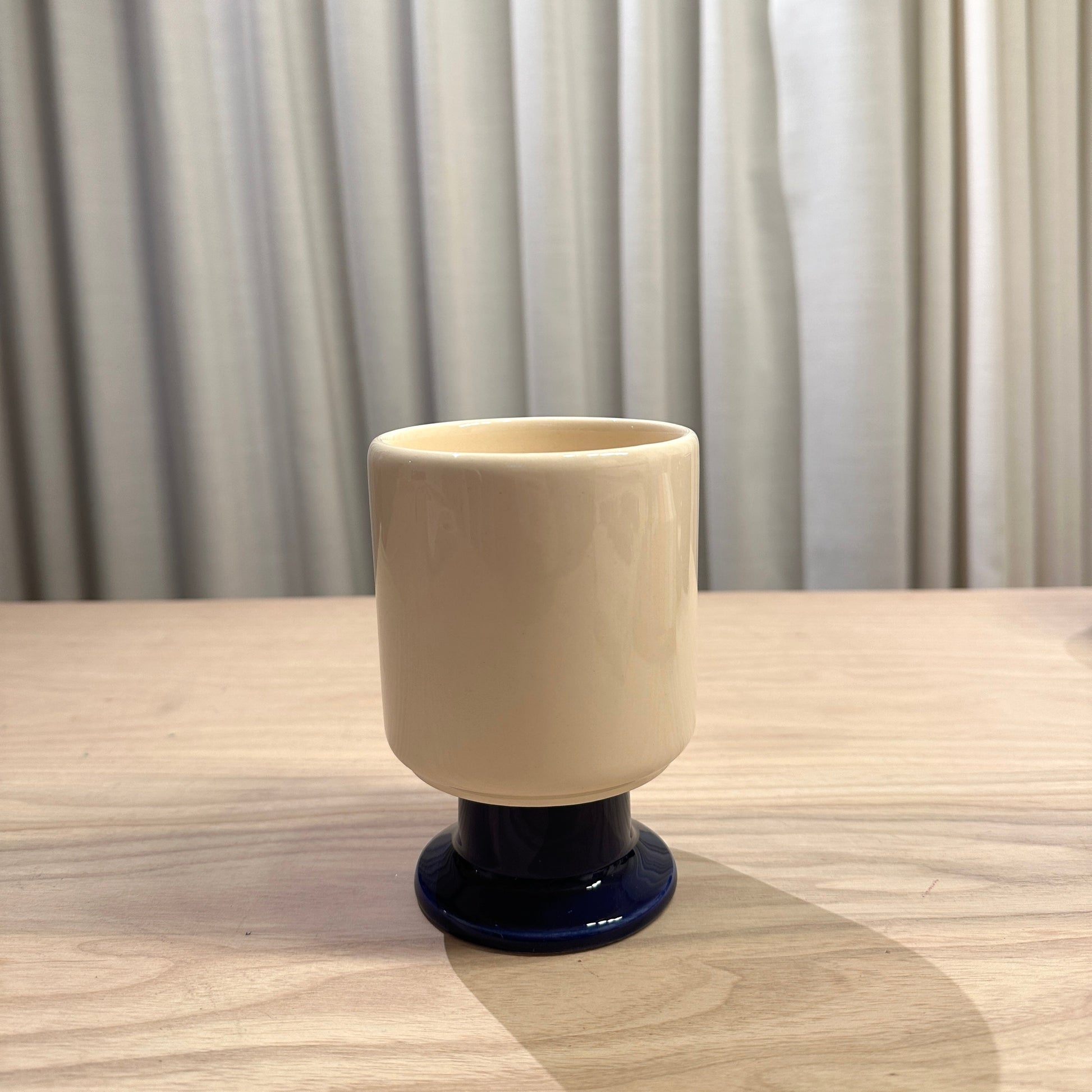 Contemporary mug by Malwina Konopacka in elegant color combination of ecru and cobalt as part of Ruimte collection.