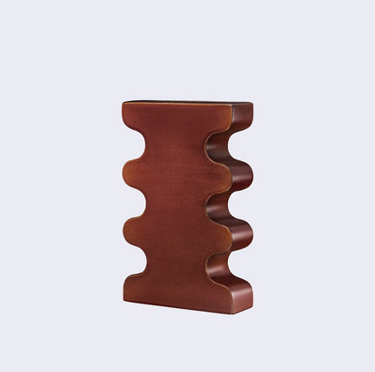 BARVA vaas in bruin van Pani Jurek, een handgeglazuurd geometrisch keramisch object uit de gecureerde RUIMTE collectie.